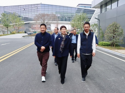 海宁市政协主席杨琳琳一行莅临云潇科技参观交流